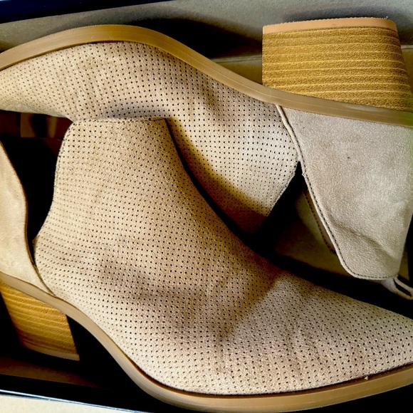 Universal Thread Shoes - Universal thread size 10 in Taupe
